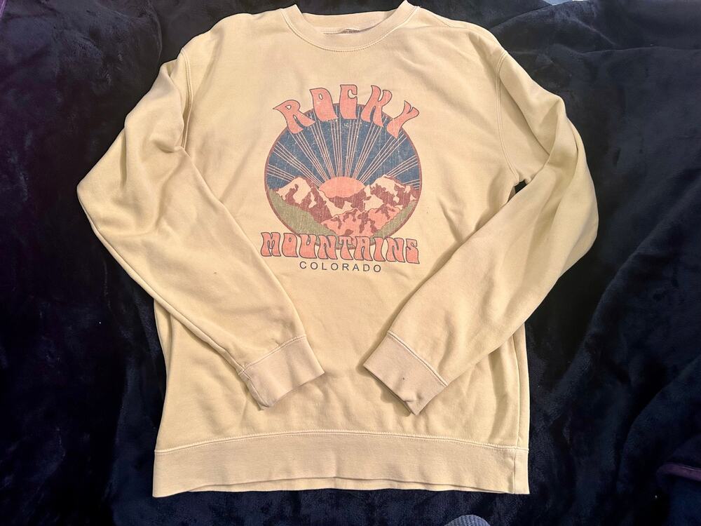 GIRL DANGEROUS ROCKY MOUNTAINS COLORADO GRAPHIC SWEATSHIRT L